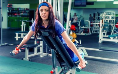 Eğitim cihazları üzerinde yalan onun pazı üzerinde çalışan kadın