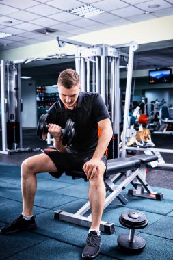 Sportif adam biraz ağırlık kaldırmayı spor giyim