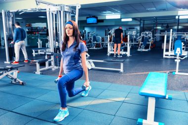 Atletik genç kadın egzersiz ağız kavgası egzersiz ve dum holding