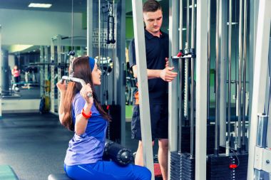 Sportif kadında güzel bir hea ile egzersiz yaparak spor giyim