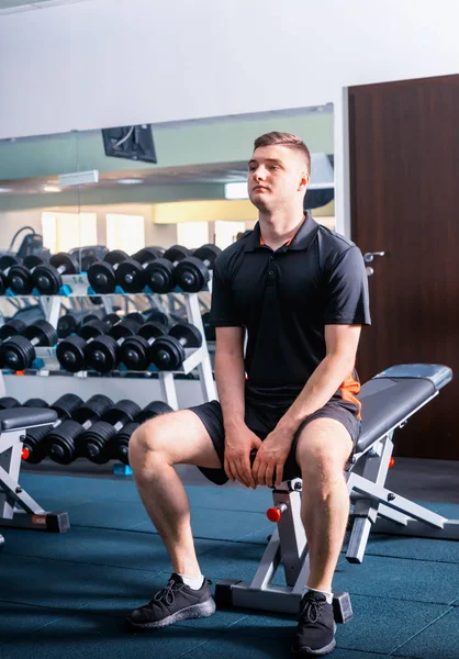 Handsome young man in sportswear having a little break after wor — Stock Photo, Image