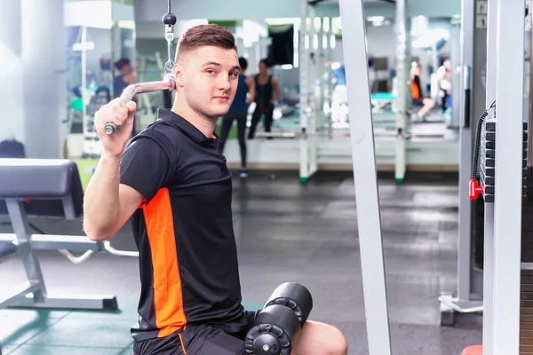 Sportive handsome man in sportswear doing exercise with a heavy — Stock Photo, Image