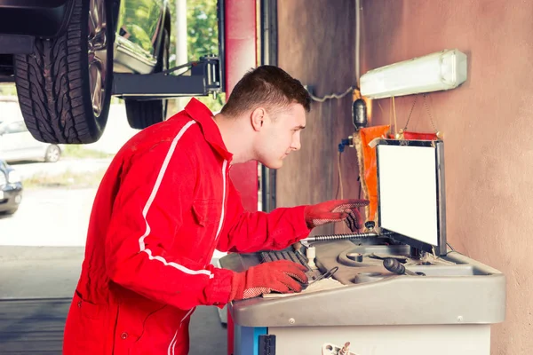 Moor mechanic checking the readout on a computer — Stock Photo, Image