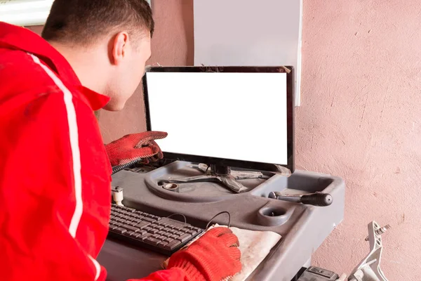 检查计算机上的读出的男性汽车修理工 — 图库照片