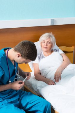 Genç doktor onun boyun görünümlü phonendoscope ile üniformalı bir