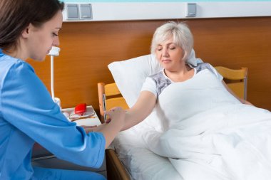 Üniformalı kadın doktor hastasını için iğne yapıyor