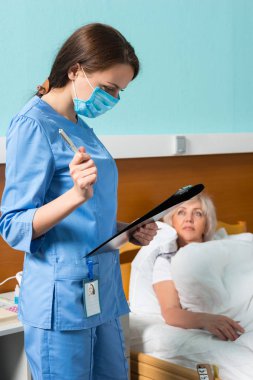 Pano arıyorum bir maske takarak üniformalı çekici hemşire 