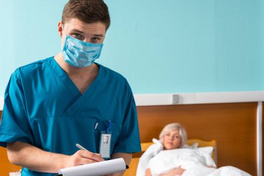 Bazı n yapım bir maske takarak üniformalı genç doktor portresi