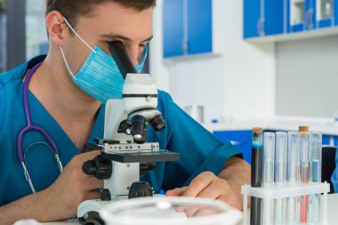 Bilim adamı ya da doktor boynundaki phonendoscope üniformalı