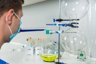 Tek tip bir maske takarak içinde genç erkek bilim adamı che arıyor