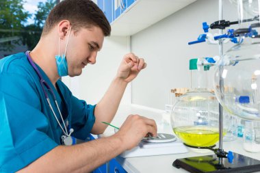 Bilim adamı bu durumda bir maske yapımı giyen üniforma toz sı izler