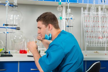 Üniformalı bir laboratuvarda bazı araştırma yapmak erkek bilim adamı