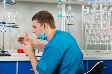 Test tüpü kokulu ve bazı yapmak üniformalı erkek bilim adamı