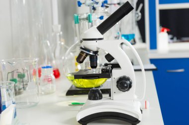 Test tüpleri ve şişe diff ile yakın işyeri mikroskobunun