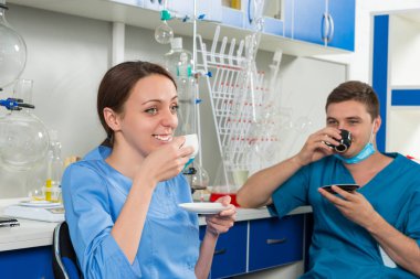 Bazı res sonra bir kahve içme üniformalı iki mutlu bilim adamları