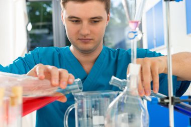 Biraz araştırma çalışma üniforması giyen erkek bilim adamı portresi