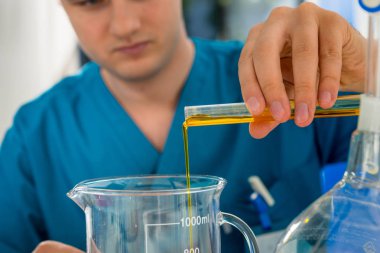 Genç bilim adamı biraz araştırma çalışma üniforma yoğunlaştı