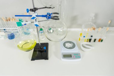 Laborato cihaz ölçme ile kimyasal analiz Züccaciye Mağazaları
