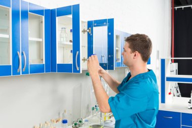 Üniformalı genç bilim adamı