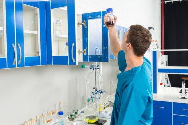 Üniformalı genç bilim adamı