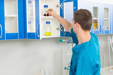 Üniformalı erkek bilim adamı