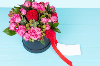 Yukarıda güzel bir b ile pembe ve kırmızı gül buketi görüntüleyin