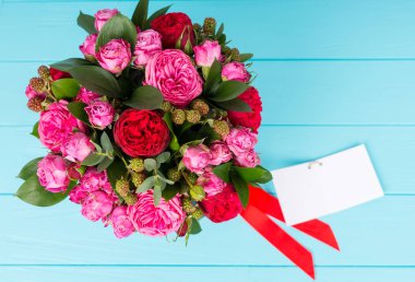 Yukarıdan pembe ve kırmızı güller zekâ şık buket görüntülemek