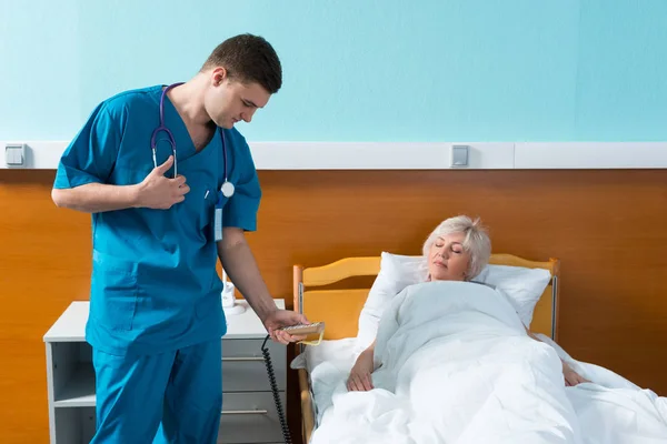 Jeune homme médecin en uniforme avec phonendoscope sur son cou regu — Photo