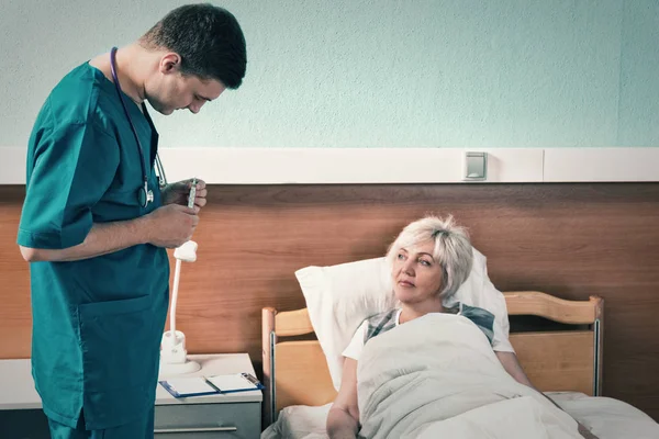 Giovane medico maschio in uniforme con fonendoscopio sul collo — Foto Stock