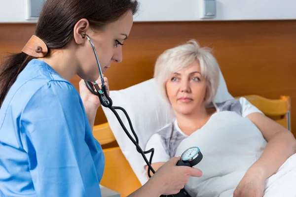 Phonendoscope ile üniformalı kadın doktor sanat ölçme