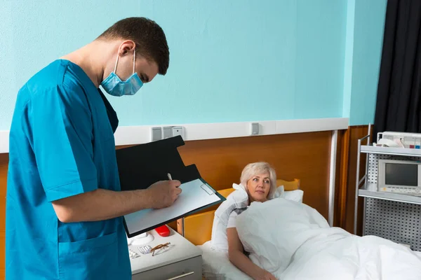 Not dosya içinde yapım bir maske takarak üniformalı erkek doktor