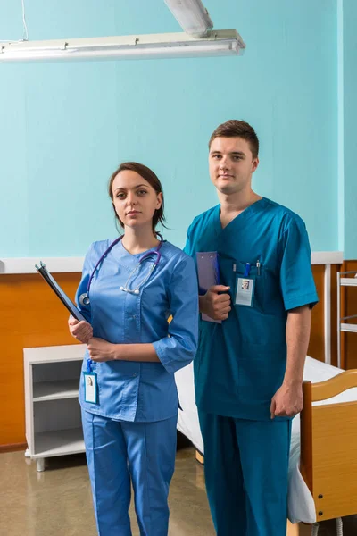 Médico masculino y femenino en uniforme con fonendoscopio en el cuello —  Fotos de Stock