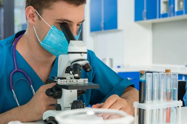 Bilim adamı ya da doktor boynundaki phonendoscope üniformalı