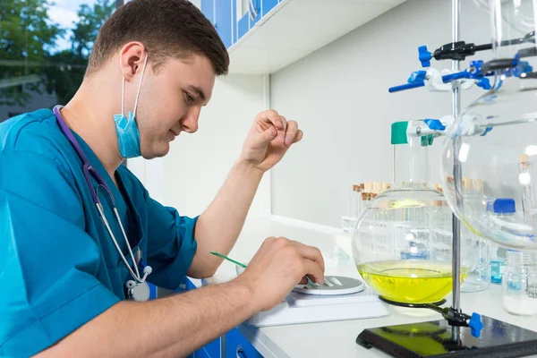 Bilim adamı bu durumda bir maske yapımı giyen üniforma toz sı izler