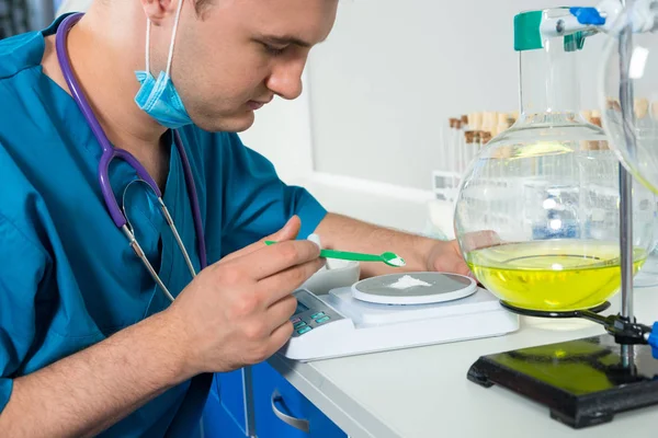 Tek tip bir maske takarak içinde bilim adamı toz üzerinde özel ani kalp durması ağırlığındadır.