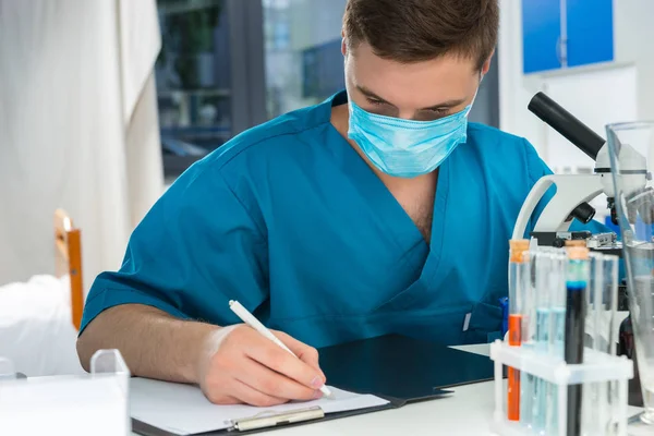 Üniformalı erkek bilim adamı yaptığı araştırma notlar aşağı yazma 