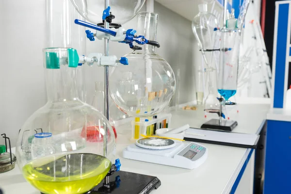 Çalışma alanı ile test tüpleri ve şişe farklı sıvı ile