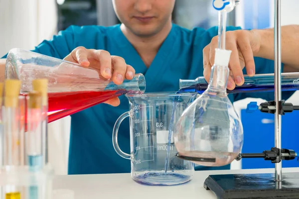 Wissenschaftler in Uniform arbeiten in einem Labor an Forschungsarbeiten — Stockfoto