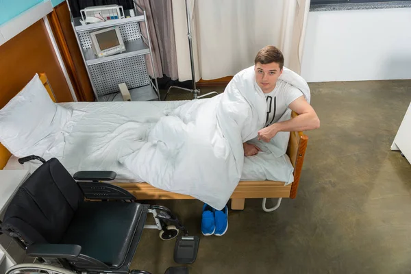 Vista desde arriba del paciente enfermo apoyado en la cama del hospital —  Fotos de Stock