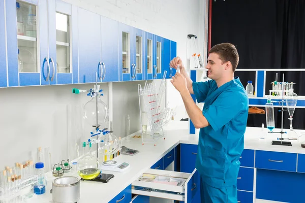 Üniformalı erkek bilim adamı