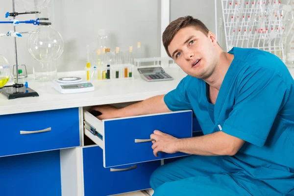 Yakışıklı genç asistan bir durumda bir şey arıyor