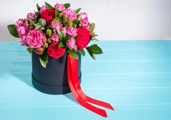 Valentijnsdag, verjaardag of bruiloft boeket roze en rode rozen — Stockfoto