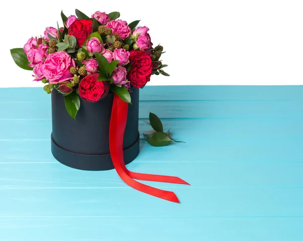 Прекрасный букет из розовых и красных роз и красной ленты в циркуляции — стоковое фото