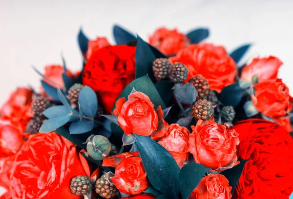 Nahaufnahme eines schönen Straußes roter Rosen — Stockfoto