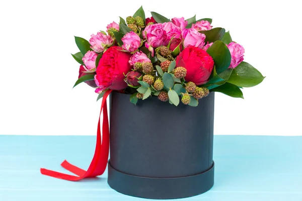 Galantní kytice růžové a červené růže a červenou stužkou v circul — Stock fotografie