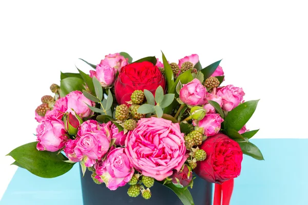 Zblízka galantní kytice růžové a červené růže a červenou stužku — Stock fotografie