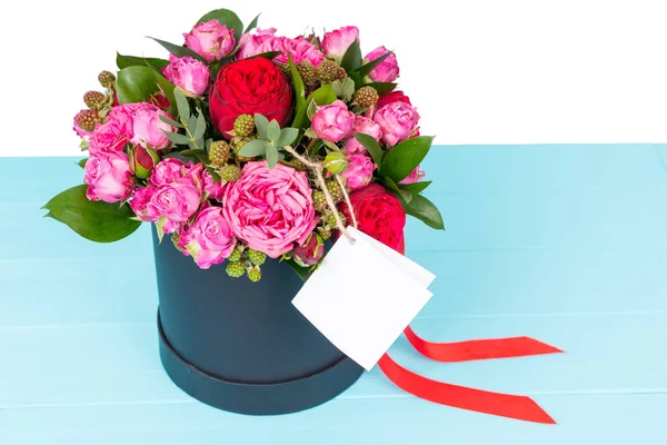 Закрыть галантный букет розовых и красных цветов бланком. — стоковое фото