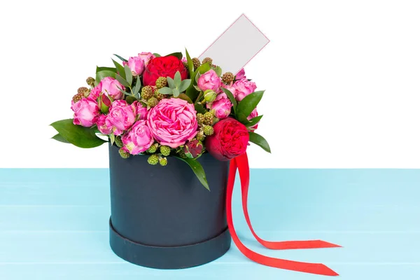 Ramo galante de rosas rosadas y rojas con una etiqueta de regalo en blanco con —  Fotos de Stock