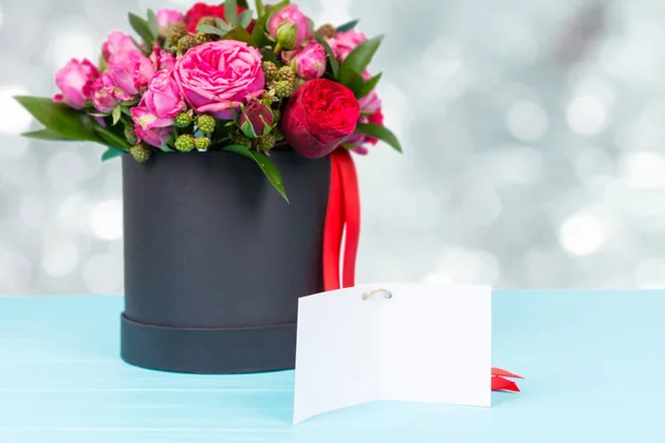 Mooie boeket roze en rode rozen met een lege gift tag met — Stockfoto