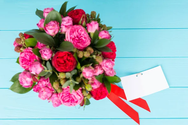 Şık buket pembe ve kırmızı gül ile üzerinde görüntülemek yukarıdan bir 